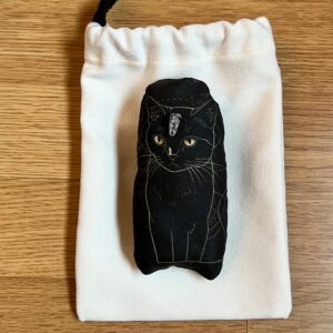 Amuleto Kuro - Negro con cuarzo cristal