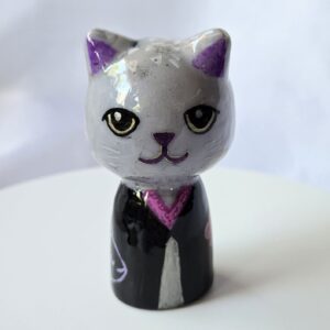 Kokeshi Koi Neko - Amatista (con pez ilustrado en su atuendo)